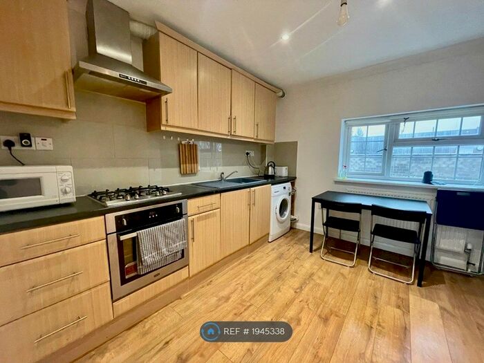 3 Bedroom Flat To Rent In York Road, London, W3
