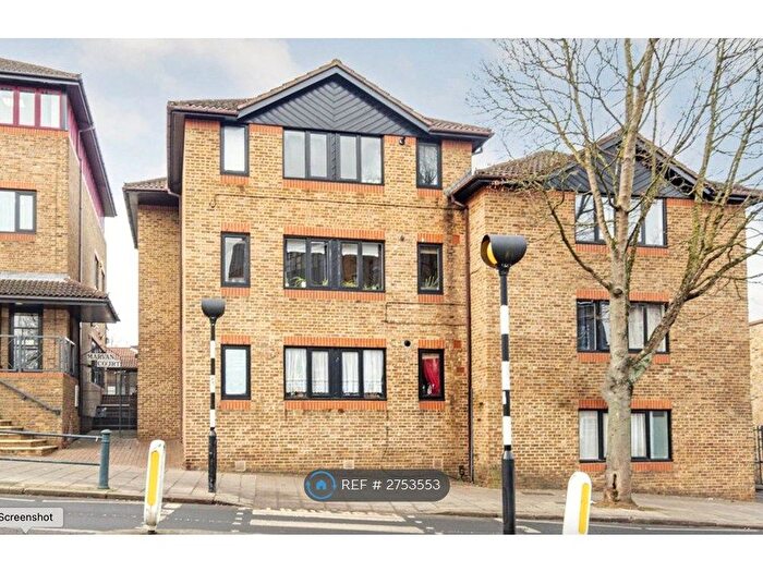 2 Bedroom Flat To Rent In Rutherford House, Teddington, TW11