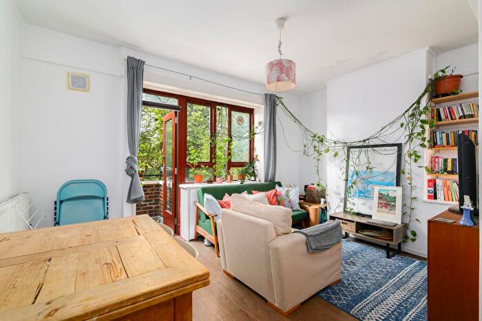 2 Bedroom Flat For Sale In Balls Pond Road, N1