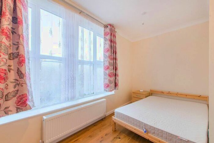 1 Bedroom Flat To Rent In Ivanhoe Road, Denmark Hill, London, SE5