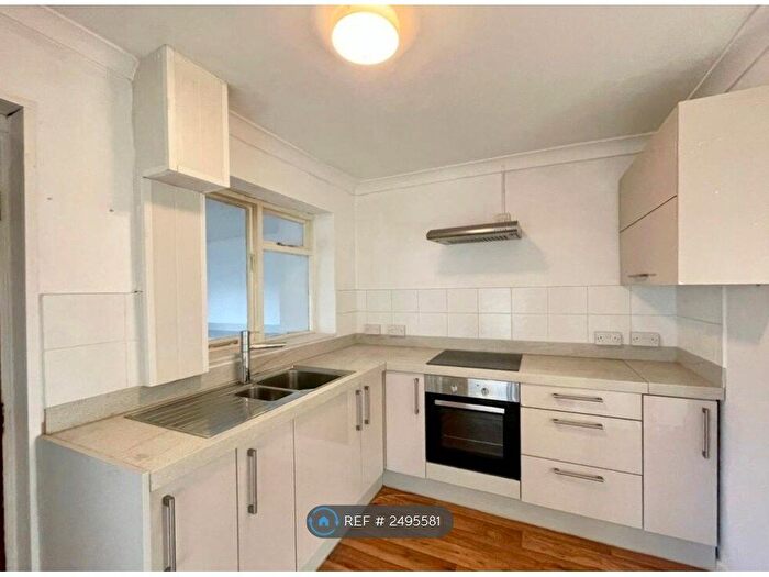 3 Bedroom Semi-Detached House To Rent In New Park Estate, Stainforth, Doncaster, DN7