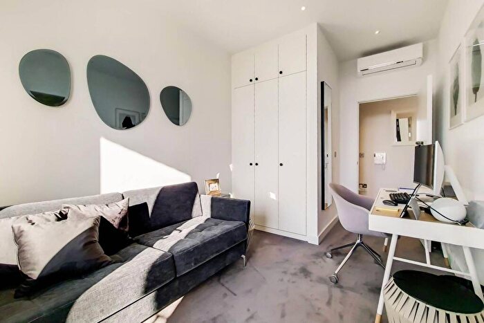3 Bedroom Flat To Rent In Lyell Street, Canary Wharf, London, E14