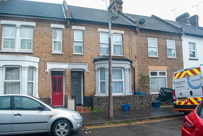 2 Bedroom Flat To Rent In Napier Avenue, Southend-on-Sea, SS1