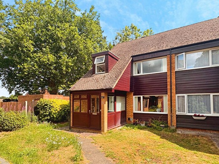 3 Bedroom Semi Detached House For Sale In Coleridge Avenue, Yateley, Hampshire, GU46