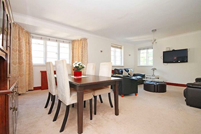 3 Bedroom Flat To Rent In Pembroke Road, London, W8