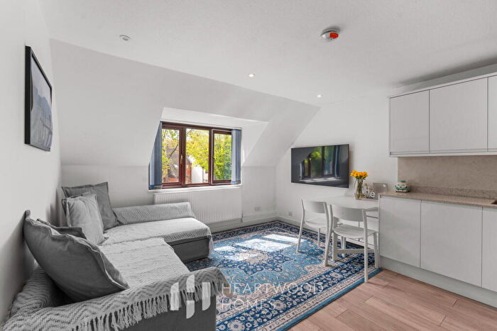 2 Bedroom Maisonette For Sale In Laybrook, St. Albans, AL4