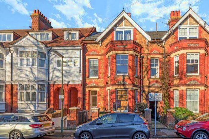 Flat To Rent In Dene Road, Guildford, GU1