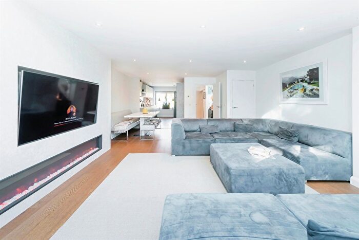 4 Bedroom End Of Terrace House For Sale In Brighton Road, Handcross, Haywards Heath, RH17