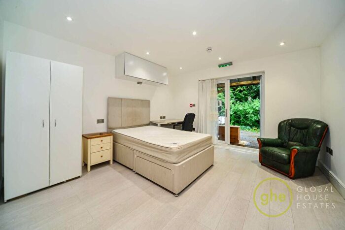 Studio To Rent In Canterbury Place, Elephant And Castle, London, SE17