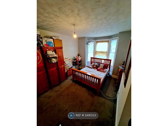 2 Bedroom Flat To Rent In Grovelands Road, Reading, RG30