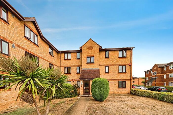 2 Bedroom Flat For Sale In Lowestoft Drive, Slough, SL1