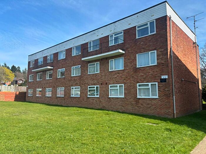 2 Bedroom Apartment For Sale In Bracken Crescent, Bishopstoke, Eastleigh, SO50