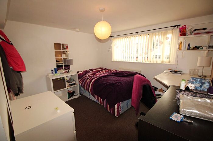 4 Bedroom Semi-Detached House To Rent In Welton Place, Leeds, LS6