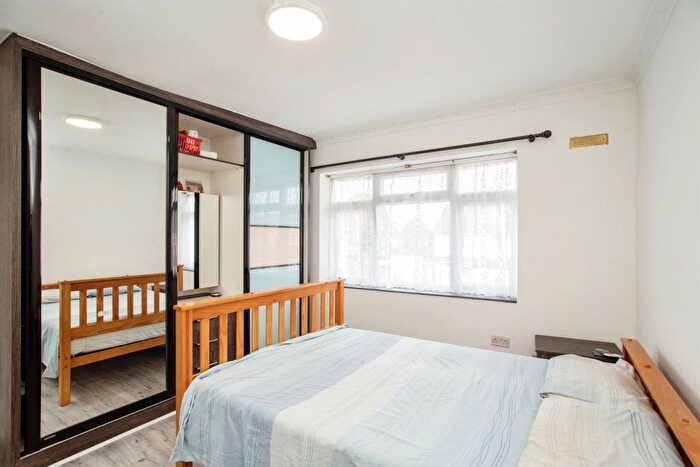 3 Bedroom End Of Terrace House For Sale In Otley Way, Watford, WD19