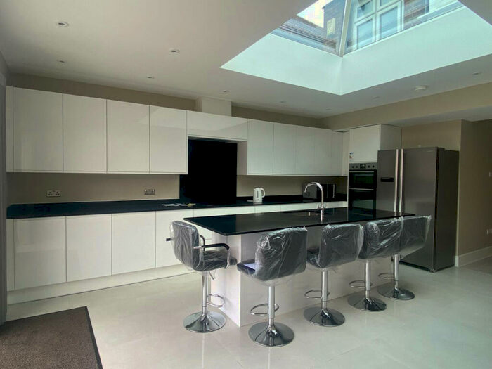 5 Bedroom Semi-Detached House To Rent In Osidge Lane, London, N14