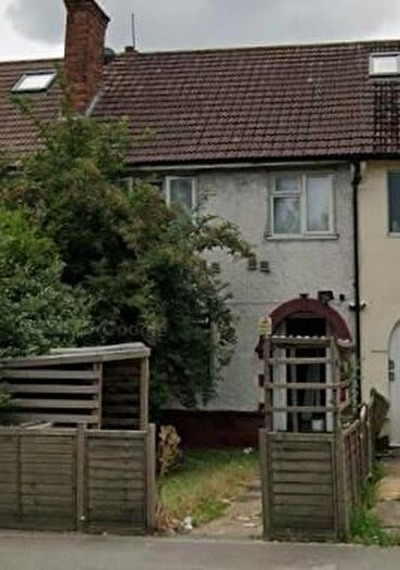 Studio To Rent In North Circular Road, London, NW2