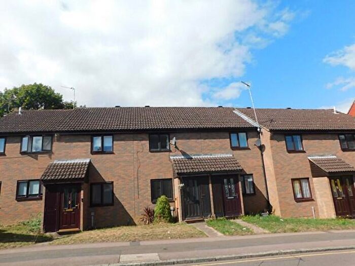 2 Bedroom Terraced House To Rent In Park Road, Rushden, NN10