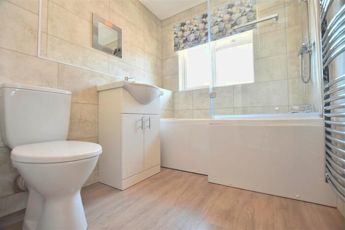 2 Bedroom Flat To Rent In Beaconsfield Court, Horseshoe Lane, Watford, WD25