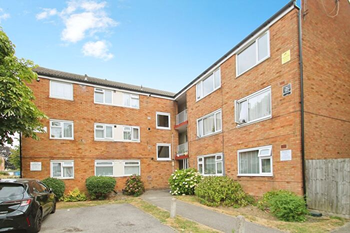2 Bedroom Flat For Sale In The Farmlands, Northolt, UB5
