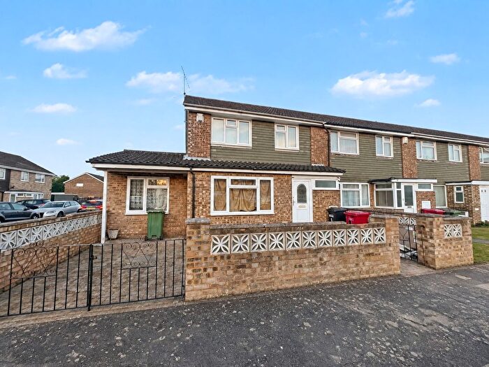 4 Bedroom End Terrace House To Rent In Rowan Way, Slough, SL2