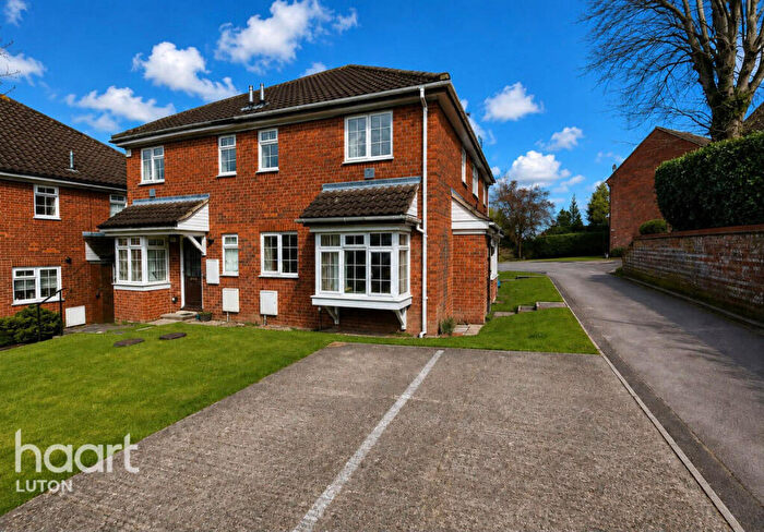 1 Bedroom Terraced House For Sale In Somersby Close, Luton, LU1