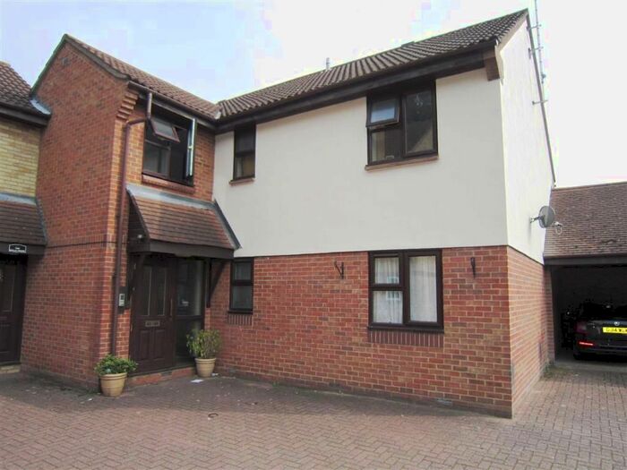 Houses for sale & to rent in SS14 3NA, Pendle Close, Fryerns Basildon
