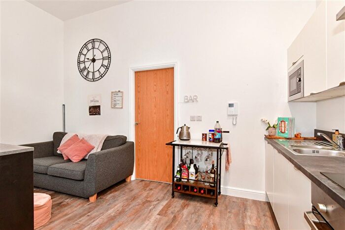 1 Bedroom Flat For Sale In New Road, Rochester, Kent, ME1