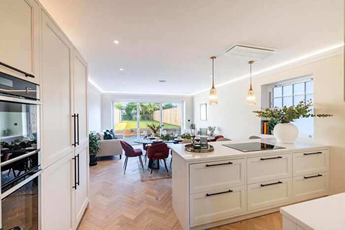 4 Bedroom End Of Terrace House For Sale In Hollymeoak Road, Coulsdon, CR5