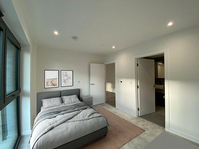 2 Bedroom Flat To Rent In Woodberry Down, London, N4