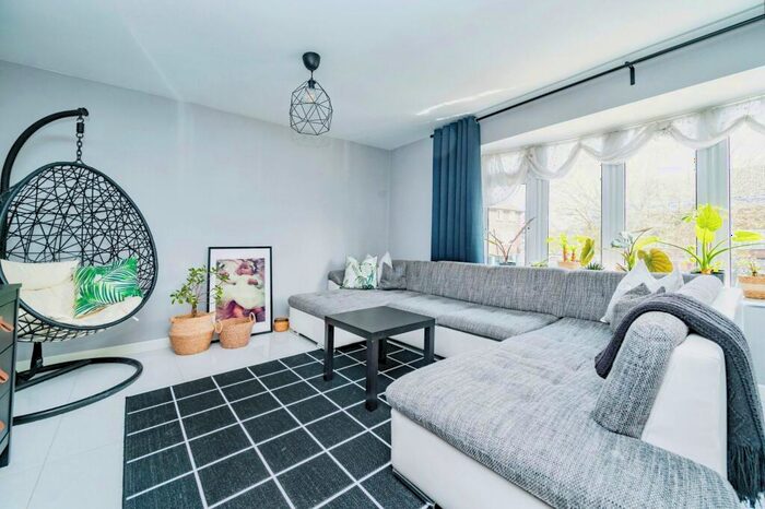 3 Bedroom Maisonette For Sale In Market Square, Luton, LU1