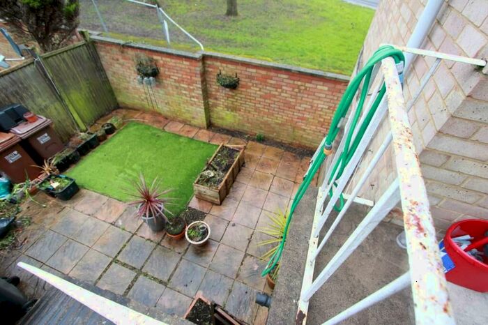 1 Bedroom Apartment To Rent In Goldings Crescent, Hatfield, AL10