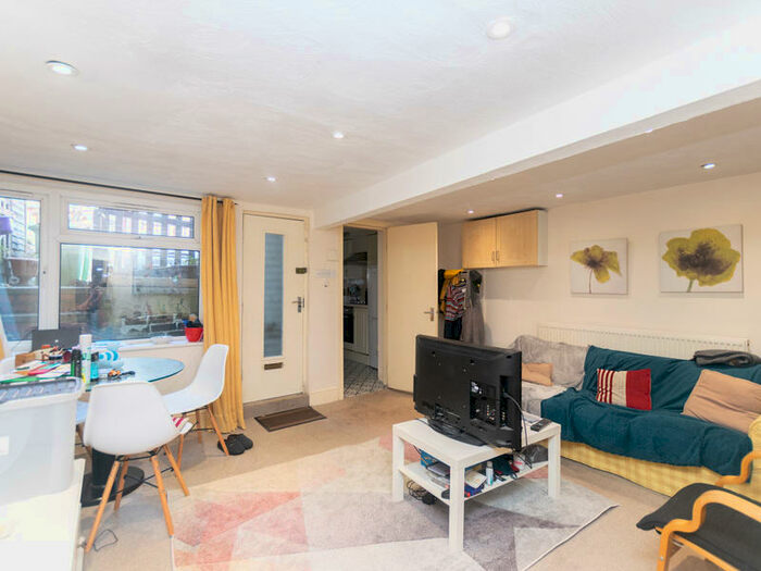 1 Bedroom Ground Flat To Rent In Burley Road, Leeds, West Yorkshire, LS4