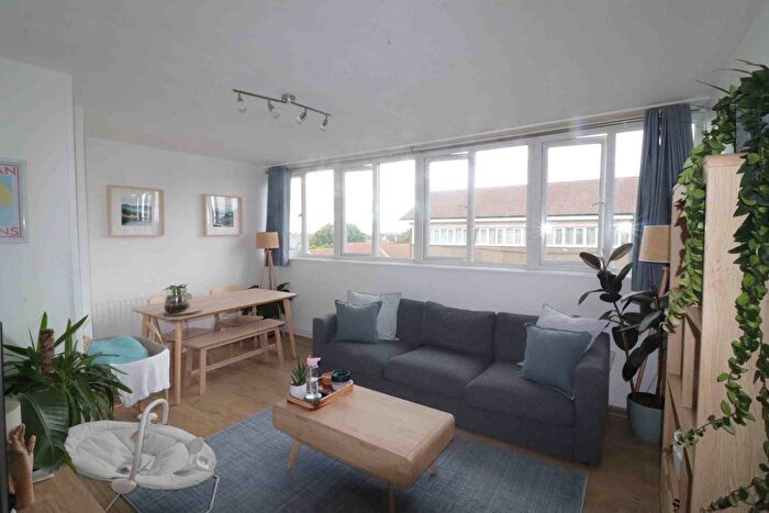 2 Bedroom Flat To Rent In Allwood Close, London, SE26