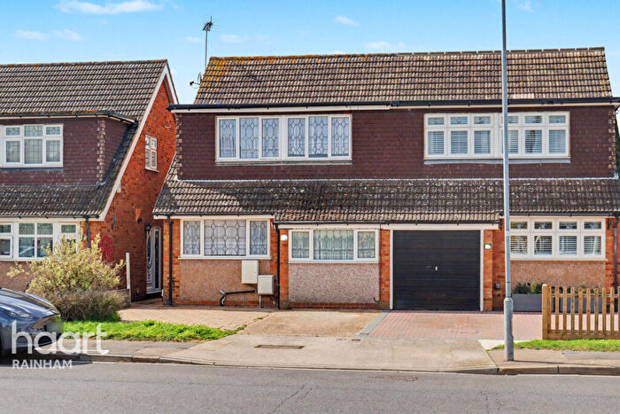 4 Bedroom Semi Detached House For Sale In Berwick Road, Rainham, RM13