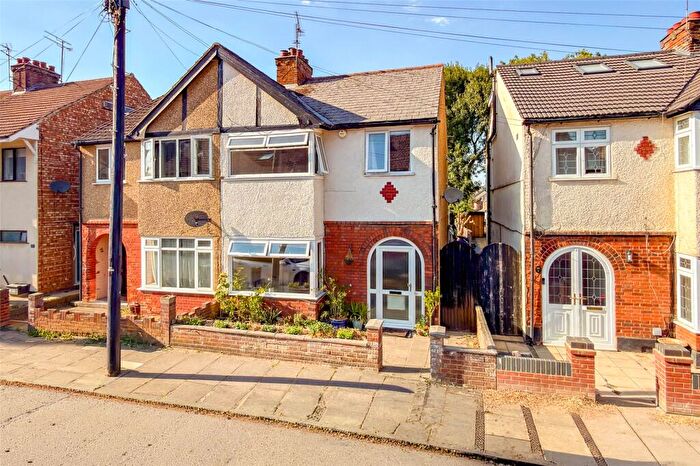 3 Bedroom Semi-Detached House For Sale In Wynchlands Crescent, St. Albans, Hertfordshire, AL4