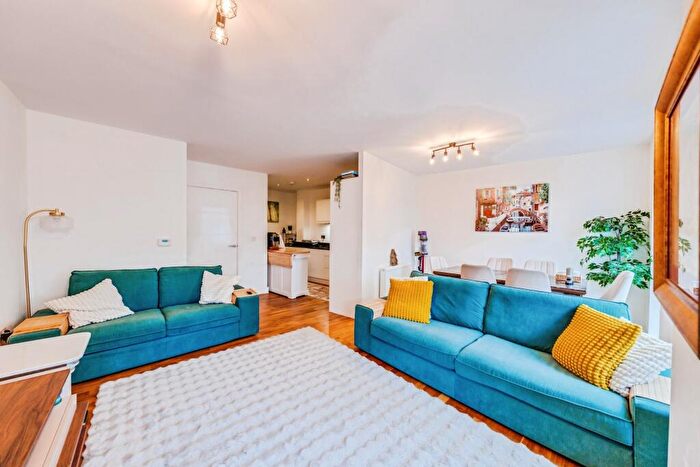 3 Bedroom Flat For Sale In Guthridge Close, London, E14