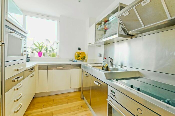 3 Bedroom Flat To Rent In Wapping High Street, Wapping, London, E1W