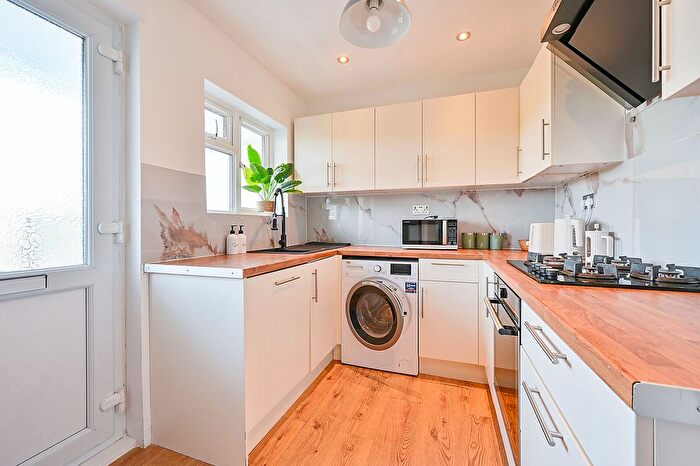 2 Bedroom Maisonette To Rent In Middlesex, Isleworth, TW7