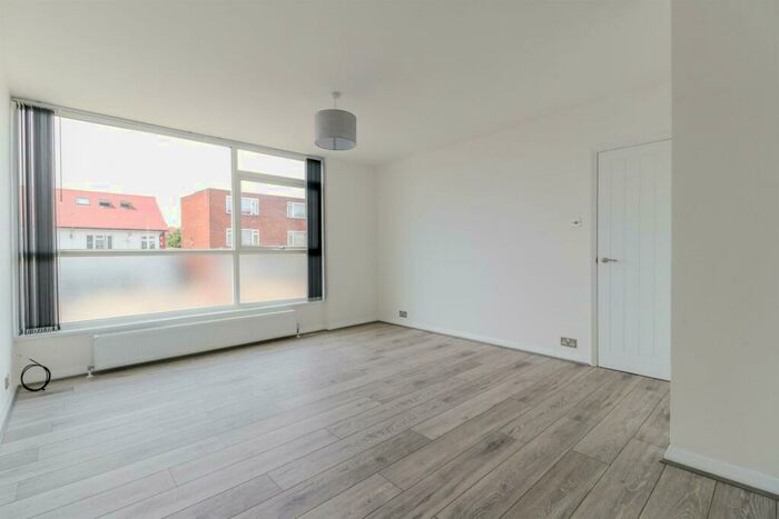 3 Bedroom Apartment To Rent In Markfield Gardens, North Chingford, E4