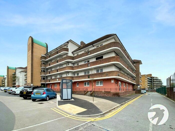 3 Bedroom Flat To Rent In Barnfield Road, Woolwich SE18