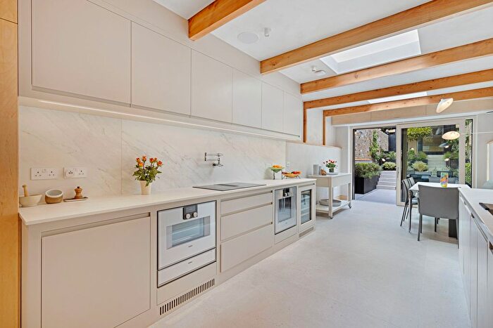 2 Bedroom Terraced House To Rent In Kenmure Road, Hackney, E8