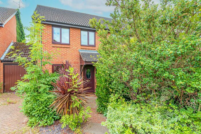 2 Bedroom End Of Terrace House To Rent In Trefoil Close, Wokingham, RG40