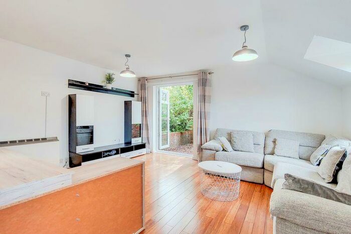 1 Bedroom Flat To Rent In Walnut Tree Close, Guildford, GU1