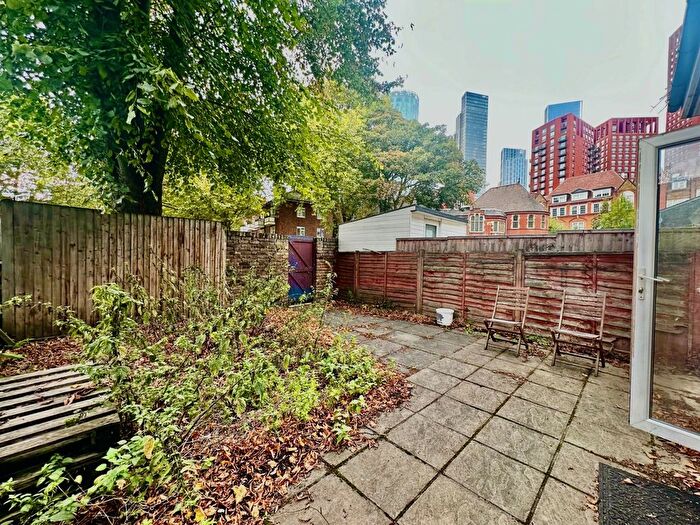 2 Bedroom Flat To Rent In South Lambeth Road, SW8