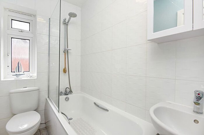 2 Bedroom Flat To Rent In Fore Street, Pinner, Middlesex, HA5