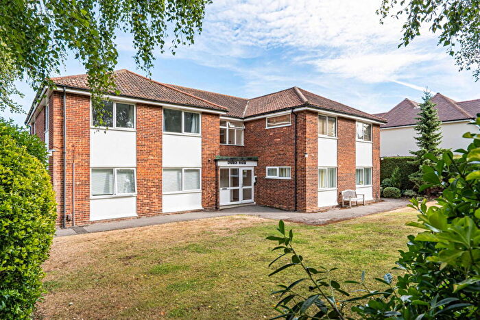 2 Bedroom Flat For Sale In Lower Road, Bookham, KT23
