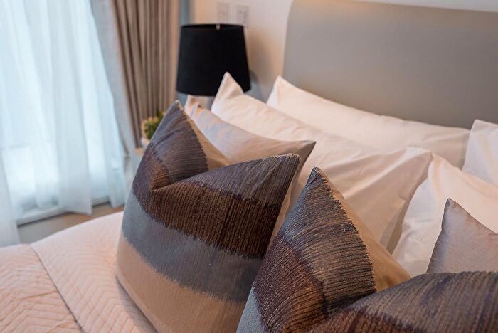 2 Bedroom Flat To Rent In Buckingham Palace Road, London, SW1W