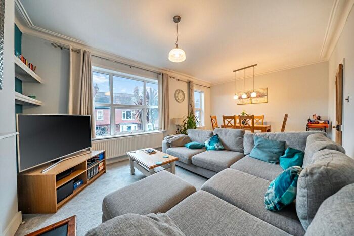 2 Bedroom Flat For Sale In Radbourne Road, Balham, London, SW12