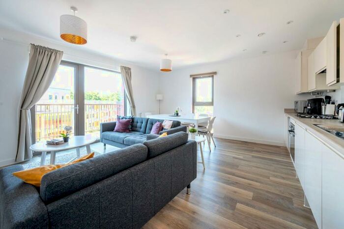 2 Bedroom Flat To Rent In Walnut Tree Close, Guildford, GU1