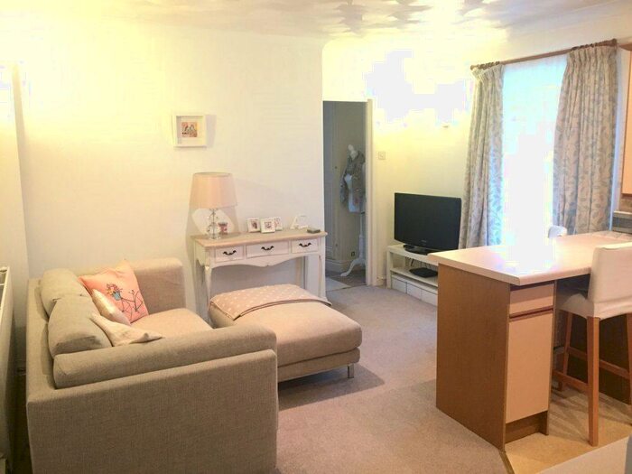 1 Bedroom Flat To Rent In Stanwell Road, Penarth, CF64